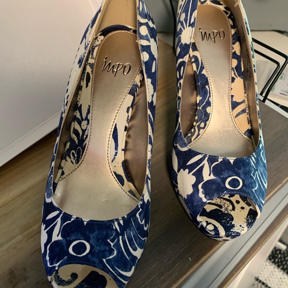 Beautiful blue and white sandal/heels. Size 7 1/2. - Picture 2 of 3